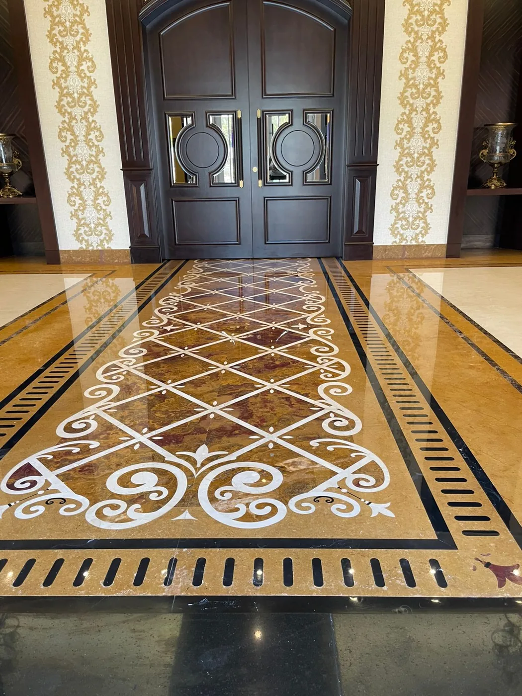 Decorative marble medallion inlay polished to a mirror finish by MarblePro — luxury villa entrance in Dubai, UAE
